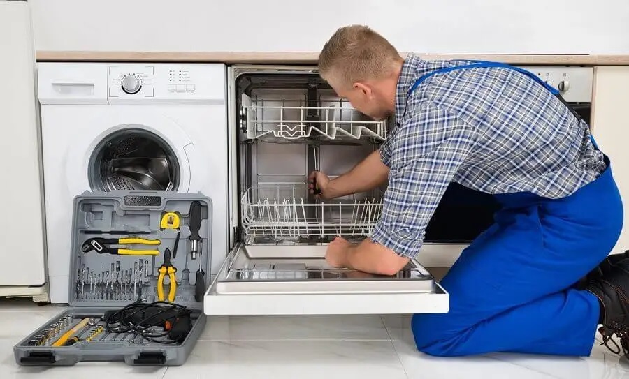 Karapürçek Electrolux servisi teknisyen ekibi beyaz eşya tamiri yaparken